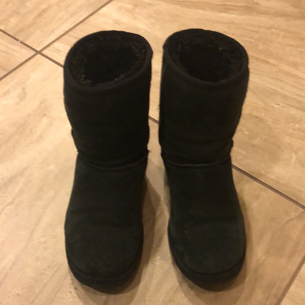Ugg short classic boot black size 7 sheepskin